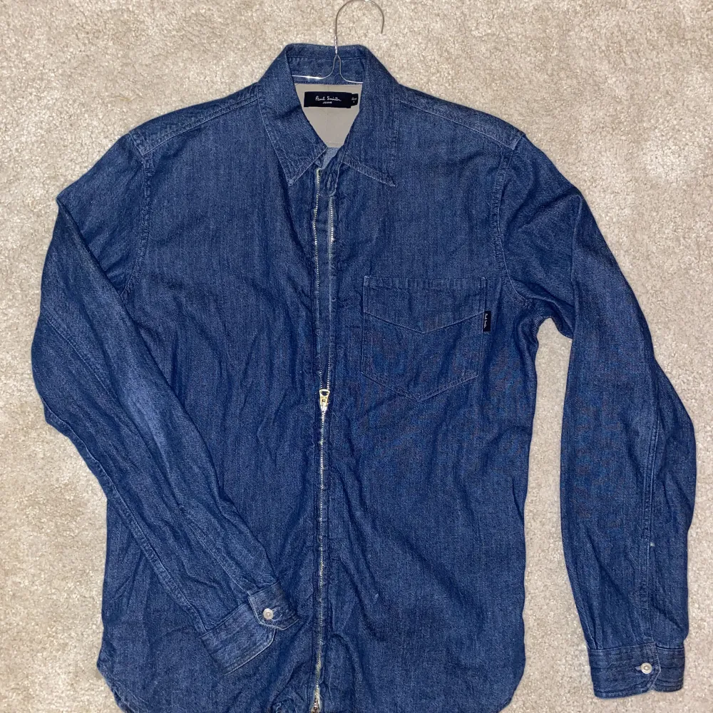 Tunn over shirt / jacka / skjorta i jeans från Paul Smith.  M svensk storlek (S Amerikansk). Tröjor & Koftor.