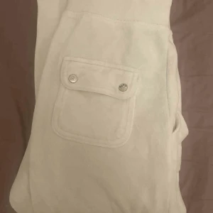 vita juicy couture  - Funderar på att sälja mina vita juicy, Dem är storlek S, använda några gånger