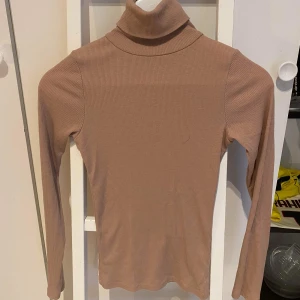 Polotröja New Look storlek 36 mkt fint skick, sparsamt använd.  - Mkt fin polotröja.  Har fler damplagg.