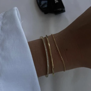 Armband  - Säljer endast det längst till vänster på första bilden. Armbandet är helt oanvänt från mulicollection. Endast tagit kort med det. Nypris 599kr säljer direkt för 500kr med frakt 