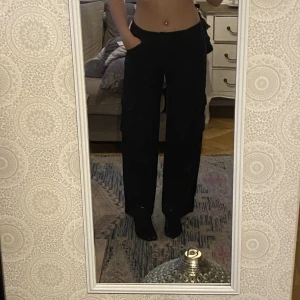 Cargo byxor  - Helt nya aldrig använt köpa för 500kr kommer ej ihåg varifrån. .