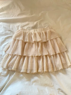 Volangkjol  - Ja säljer nu denna fina volangljolen som är köpt från raglady❣️den är i nyskick🥰Den är i storlek M/L men jag skulle säga att den är som en S men med mycket stretch i midjan❣️❣️den är köpt för 399 🫶🏼