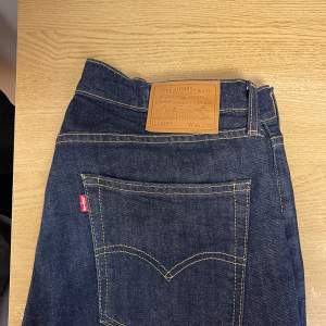 Säljer Levi's 511 slim äkta. Jeansen är 36 i midjan och 32 i längden. Kvittot finns. Säljer p.g.a. storleken passar inte. Har använt de bara i några gånger därför de är i princip helt nya (Ny pris 1400kr). 