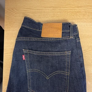 Levi's jeans 511, W36 L32 - Säljer Levi's 511 slim äkta. Jeansen är 36 i midjan och 32 i längden. Kvittot finns. Säljer p.g.a. storleken passar inte. Har använt de bara i några gånger därför de är i princip helt nya (Ny pris 1400kr). 