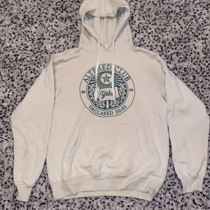 Yóke hoodie - Hoodien är i mycket bra skick, den är nästan oanvänd. Xs