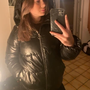 Svart jacka  - Sjukt snygg svart jacka! Ett hål i ärmen men det gör inte så mycket och går definitivt att laga. Skriv till mig för fler bilder!