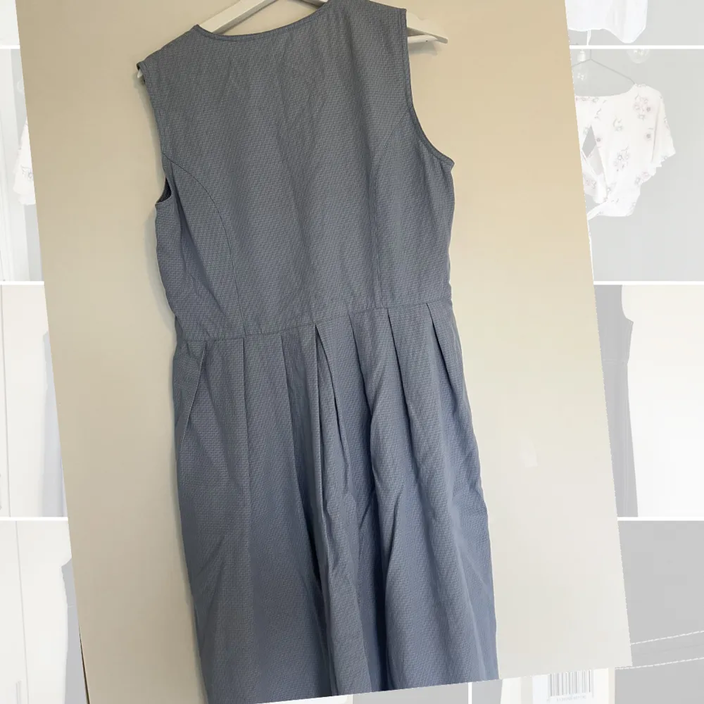Söt blårutig klänning, köpt secondhand💛 knappar längs med framsidan och en fickor. Köparen står för frakten <333. Klänningar.