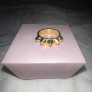 Edblad ring - Säljer denna jättefina Edblad ringen då den inte kommer till användning❤️ den passar mig perfekt på ringfingret! Kontakta för fler frågor! SKRIV INTE LN DU INTE TÄNKER KÖPA! Ringen är i xs alltså 16,0 mm❤️