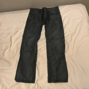 Levis jeans - Säljer ett par sjukt unika Levis jeans. Ganska säker på att dom inte säljs längre. Sjukt bra skick på dom i vilket fall. Skriv gärna om du vill ha fler bilder👍