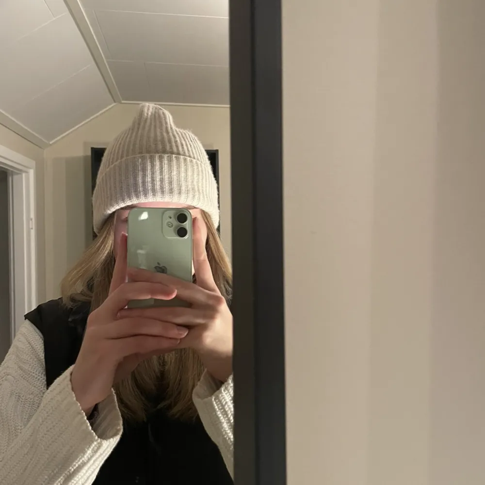 Classic beanie från Soft goat i beiget! Använd ett fåtal gånger men självklart i utmärkt skick!  Frakt tillkommer 🤍🤍. Övrigt.