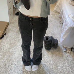 Lågmidjade jeans - Slutsålda lågmidja jeans från hm, är i storlek 36 men passar mig som vanligtvis har 34🥰(uppsydda så passar någon runt 160, men går att sprätta upp)