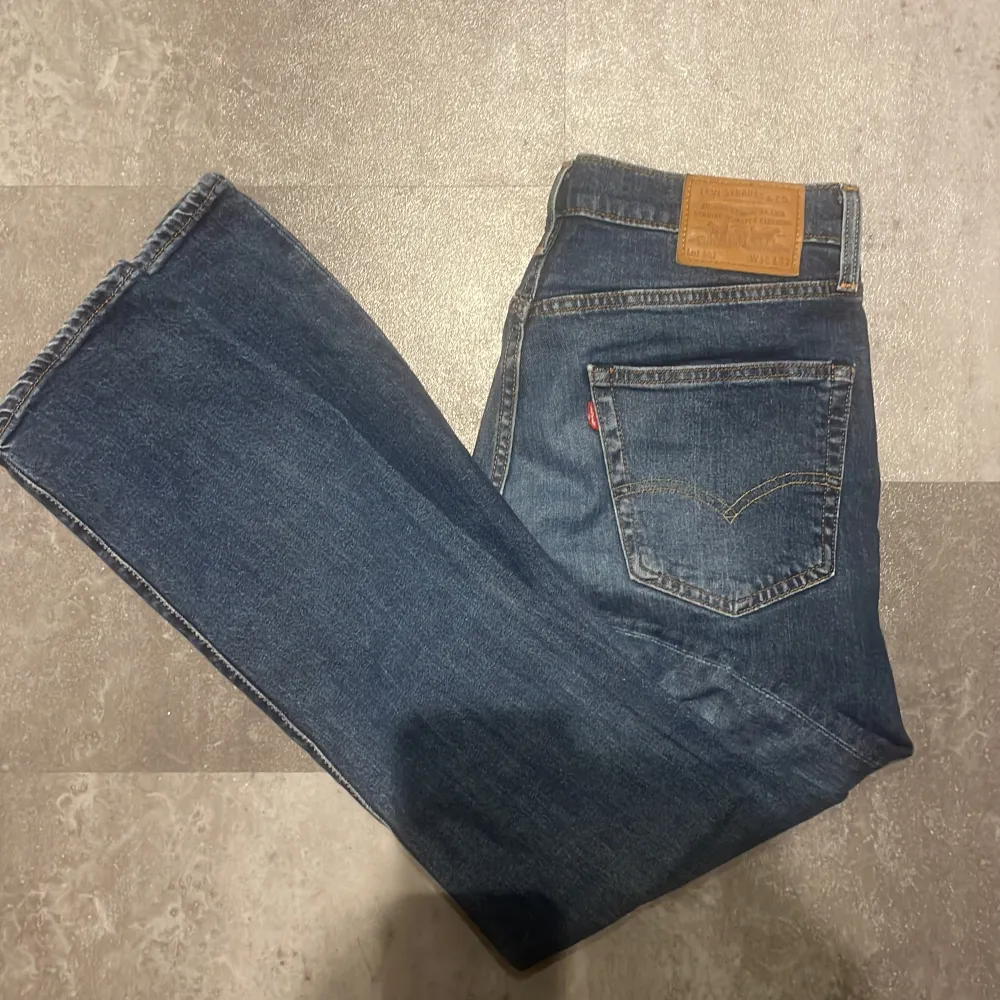 Mörkblå Levis jeans herr, knappt använda i fint skick.. Jeans & Byxor.
