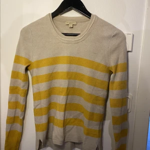 Burberry stickad tröja - Använd några gånger men i jätte bra skick. Säljer då den inte kommit till någon användning på väldigt länge. Ny pris var runt 5000 och priset går att diskutera. Jag har oftast xs och tycker att den passar bra ändå, så förmodligen ganska liten i storleken❤️