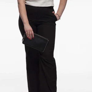 Mango kuvertväska - MANGO KUVERTVÄSKA. Svart kuvertväska med beiga sömmar.   Bra skick. 