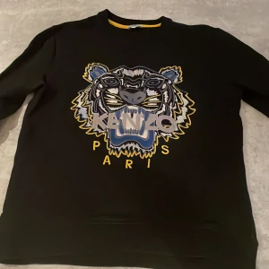 Kenzo sweatshirt storlek small  - Väldigt fin kenzo tröja som knappt är använd i storlek small 