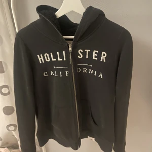 Hollister kofta - Med skönt ull material i hela koftan inne