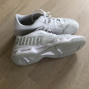 Puma Adrenalite - Innegympaskor i nyskick endast använda ett fåtal gånger. Strl 37 innermått 23 cm