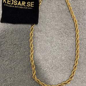 Detta är ett guldpläterat halsband ifrån kejsar.se med väldigt fin kvalite och storlek, längden är i 60/65cm ungefär så ganska lång, den väger lite och denna typ av halsband är en tjockare variant. Säljer denna då jag själv inte har en användning till den