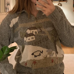 Stickad tröja med bondgård!  - Mysig stickad tröja med coolt mönster. Tröjan har ej någon lapp så vet ej storlek eller märke men sitter lite oversize på mig som har 36. Fått av min farmor och kommer tyvärr inte till användning :)