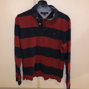 Tommy hilfiger randig polo - Randig Tommy hilfiger tröja. Nyskick