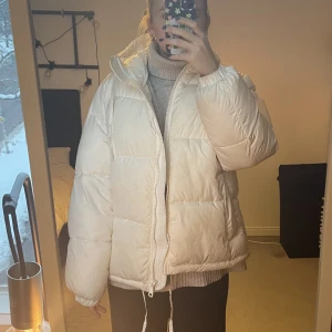 Jacka - Vit dunjacka från H&M. Köparen står för frakten 🧡