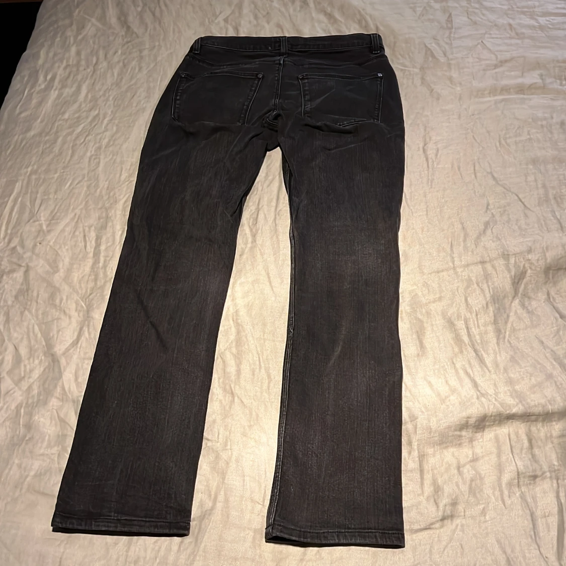 Mörkgråa acne Jeans.  - 90