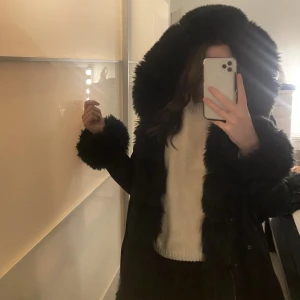 Parkasjacka - Jättemysig parkasjacka i fuskpäls, köpt på Garoff. Pris kan diskuteras vid snabb affär. Passar både XS och S.