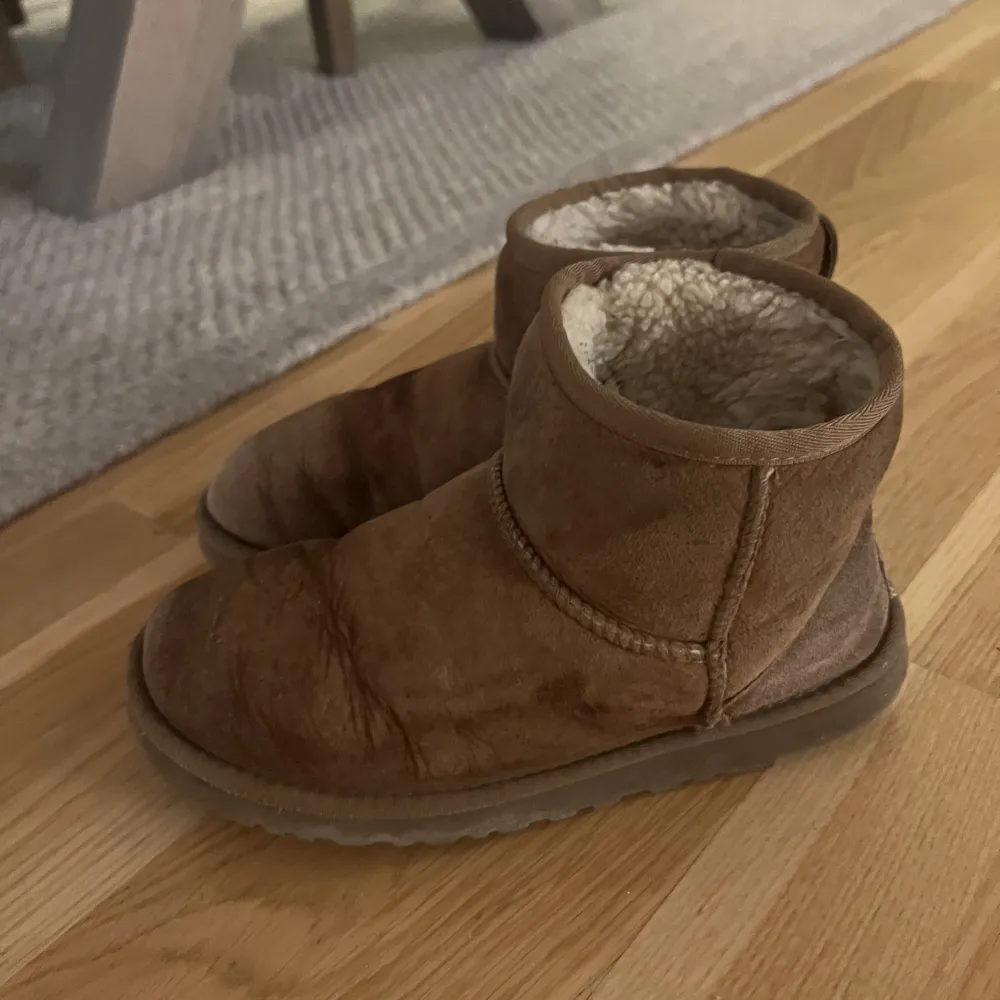 Äkta Uggs i färgen chestnut ❤️ Precis som alla Uggs blir efter att ha använts väl ett tag så är även dessa rätt slitna och fläckade från snö, salt & tö. Det ska dock sägas att de fortfarande är varma och sköna ändå! Passar alla från strl 36-38 . Skor.