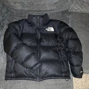 The North Face dunjacka dam strl M - Säljer en north face jacka i strl M. Den är i fint skick, köpt förra vintern och har endast använt några få gånger. Finns tyvärr ett litet hål på vänstra ärmen som knappt syns men annars i väldigt bra skick. Ny pris är 3700 men säljes för 2000 + frakt.