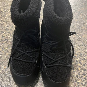 Vinterskor  - Even&odd  Ny Skick,aldrig andvänt dem var för störa för mig med den andledningen säljer dom!