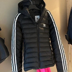 Adidas jacka  - Adidas jacka dam, formar kroppen. Nyskick   Strl xs  Nypris 1050 
