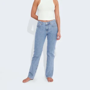 Bikbok lågmidjade jeans - Mörkblå lågmidjade straight jeans från Biktok, stl 28/34