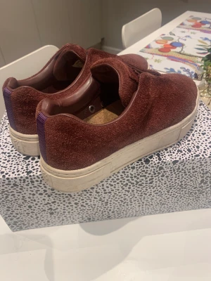 Röda mocha Eytys - Röda mocha eytys i designen doja, i jätte bra skick, köptes förra hösten. Nypris 2000kr. Skorna kommer med og sko lådan och dustbag!  
