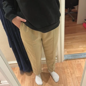 Kostymbyxor  - Säljer ett par kostymbyxor från NA-KD i storlek 36. 