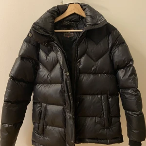 Mountain works jacka - Jag säljer min mountain works jacka i storlek s som jag köpte förra vintern. Super varm och skön men säljer då den inte kommer till användning. 💕Den är i gott skick förutom en liten skråma på vänster arm som syns i bild 3💕köpare står för frakt💕💕 