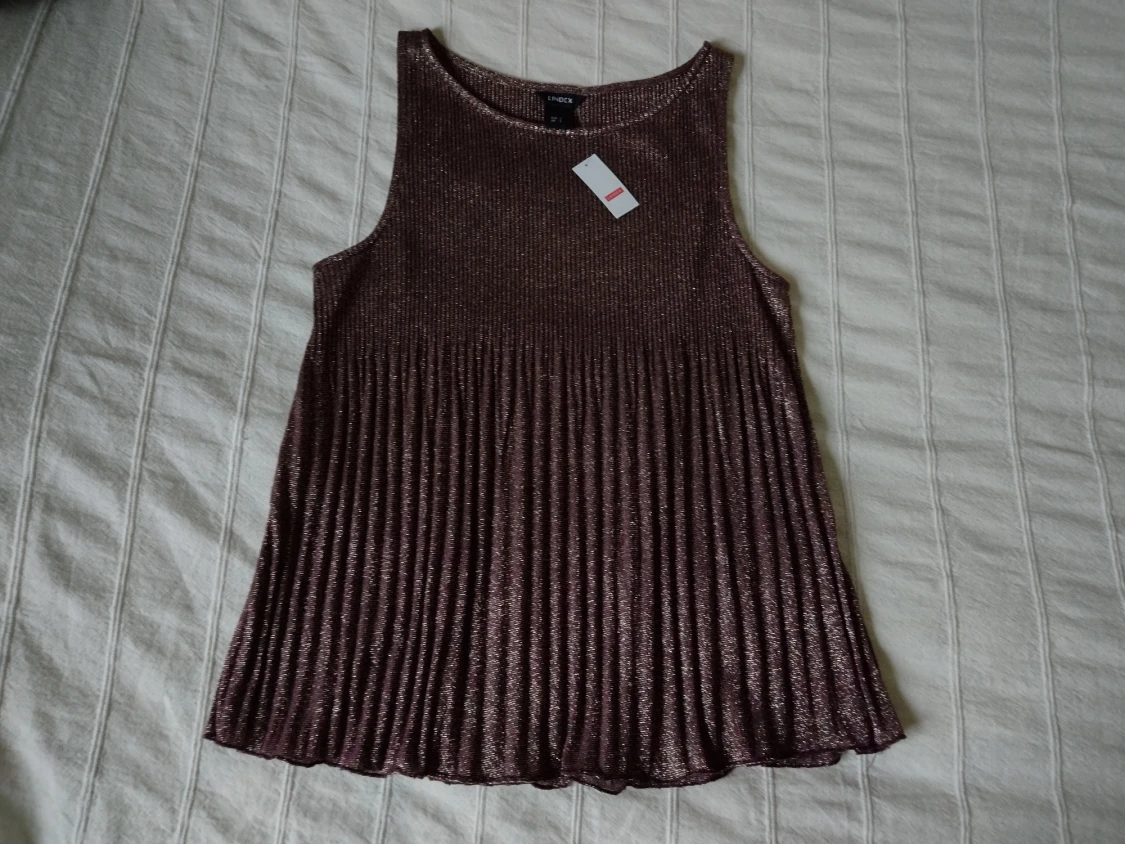 Oanvänd glittrig topp/linne med fint fall, plommon/guld, storlek S