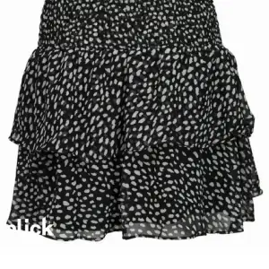 Super fin prickig kjol från chelsea i Göteborg,nästan aldrig använd säljer för den är lite stor för mig❤️skickar mer bilder vid intresse. Säljer för 360 kr 💕