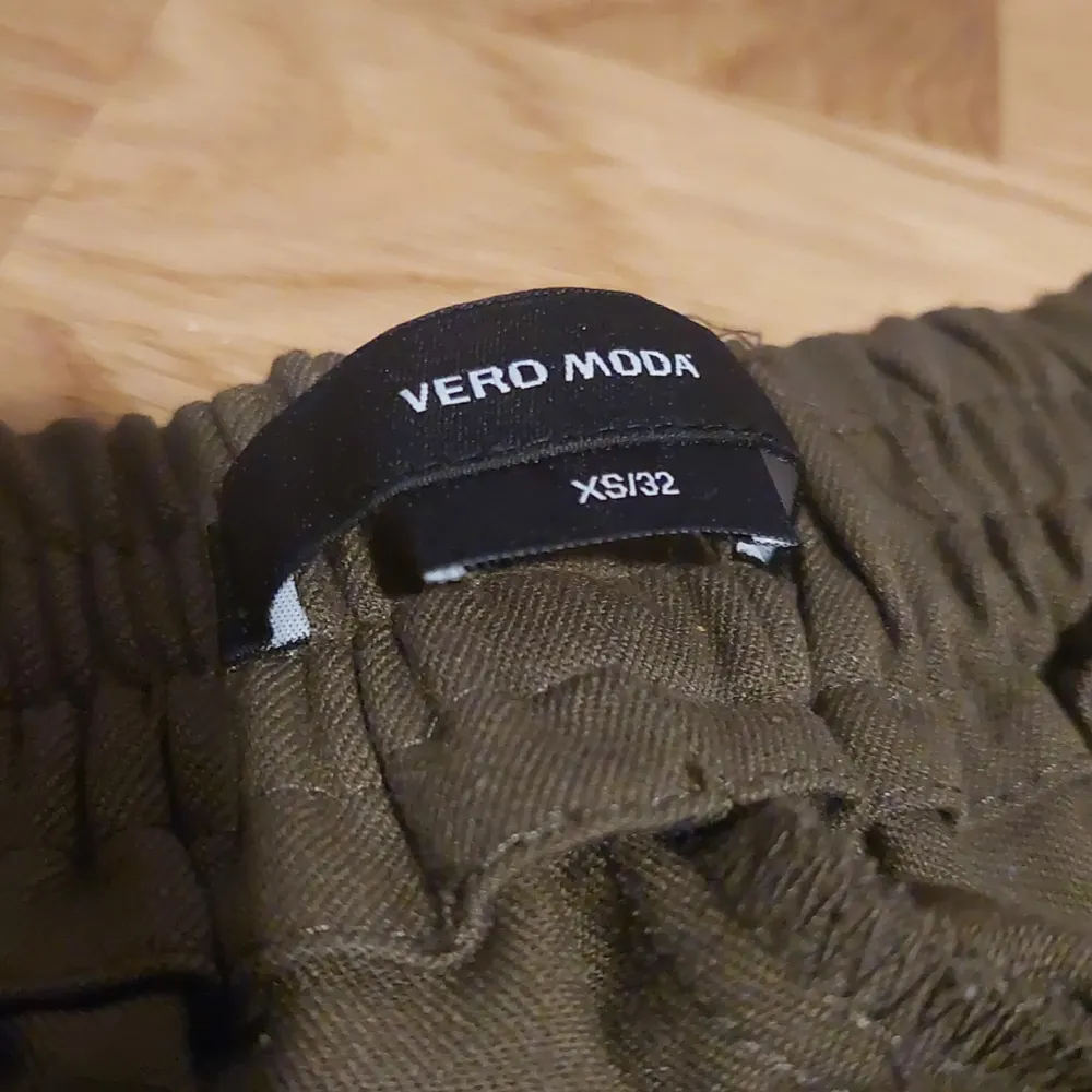Mörkgröna byxor från Vero moda stl 32. Anvönds ett fåtal gånger och är i bra skick.. Jeans & Byxor.