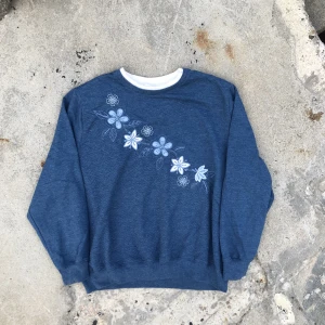 Sweatshirt!! 🌱🌱 - Storlek M/L. Är i bra skick, inga anmärkningar. Hör av dig om du undrar något ✌🏻✨🌱