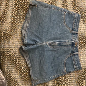 Shorts - Detta är ett par High waist shorts i storlek 38. De sitter tight Knappt använda  