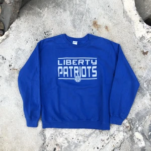 Sweatshirt!! 🌱🌱 - Riktigt bra skick, inga anmärkningar. Storlek M och passar tts. Hör av dig om du undrar något! 💿🌱✌🏻