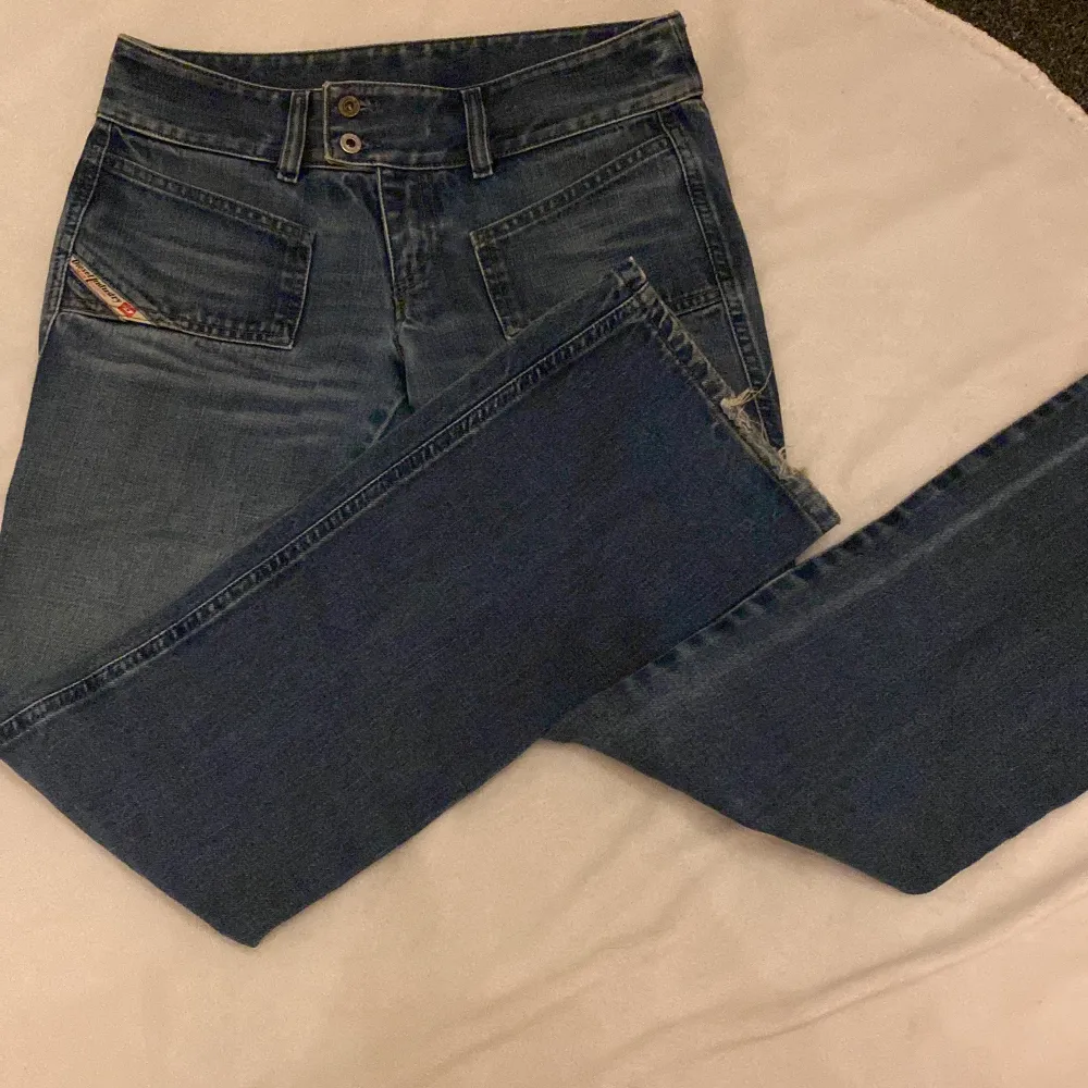 Lågmidjade jeans från diesel i storlek 27. Typ bootcut. Säljer för dom är för små för mig. Jeans & Byxor.