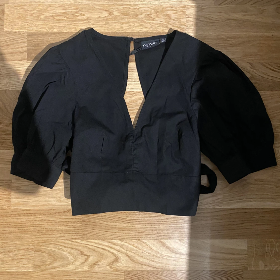 Snygg svart topp öppen rygg