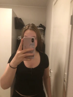 Ribbstickad tröja med knappar - Säljer denna söta ribbstickade toppen från Hollister, croppad och har knappar som en fin detalj✨ Normal i storleken. Säljes pga råkade köpa två likadana💕