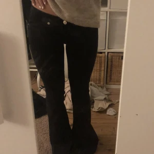 Lågmidjade jeans  - Lågmidjade jeans med slit, nyskick, frakt:66kr (små i storleken)❤️högsta bud:620kr+frakt 