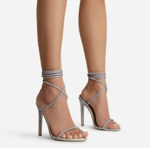 37  - Väldigt fina klackar från EGO men de är tyvär för liten för mig 