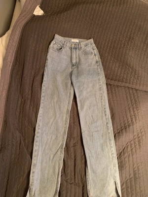 Blåa jeans - Byxor i storlek 34, dom är insydda i midjan men lätt att ta bort, men passar perfekt på någon med mindre midja. 