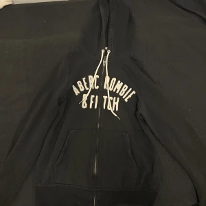 Huvtröja  - Säljer denna huvtröja från Abercrombie and Fitch 🤍 I befintligt skick! Hör av dig i dm om du är intresserad 🥰Skriv privat för fler bilder!! FRAKTEN kostar 54kr genom PostNord spårbart 
