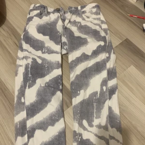 Jeans  - Jeans från Shien säljer dem för dem är för små❤️hoppas någon använder dem bättre än att det bara ligger och skräpar här. Dem är grå vit randiga 