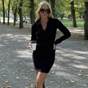 Klänning Moa Mattsson x NAKD - Ribbad Klänning som endast är använd fåtal gånger.